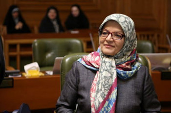 از ناهید خداکرمی ، عضو شورای شهر به دلیل انتشار توئیتهای ضد حجابش شکایت شده