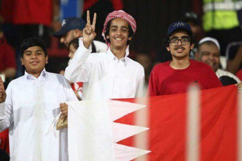 توهین وقیحانه تماشاگران بحرینی در بازی فوتبال ایران بحرین