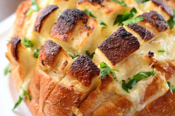 طرز تهیه نان سیر با پنیر پیتزا و جعفری