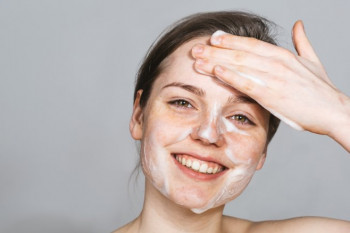 لیف زدن برای صورت خوب است یا بد؟