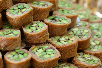 کاداییف رول شده گردویی شیرینی مخصوص ماه رمضان از کشور ترکیه