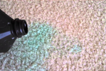 روش تمیز کردن شربت رنگی از روی فرش