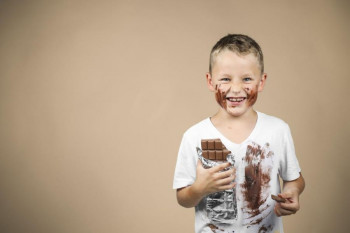 آشنایی با مراحل پاک کردن لکه شکلات و بستنی از لباس و وسایل بچه‌ها 