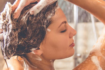 بهترین روش شستشوی مو برای جلوگیری از ریزش مو و موخوره
