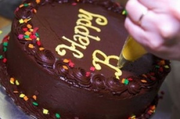 با این 5 مرحله به راحتی روی کیک تان بنویسید