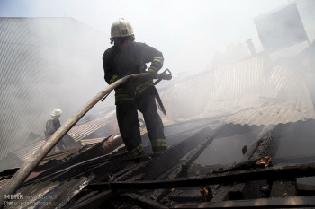 تصاویر آتش سوزی دو واحد تجاری مسکونی در رشت