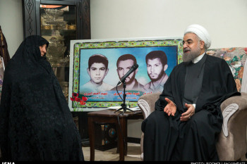 تصاویر حضور سرزده رییس جمهور در منزل خانواده شهیدان امیری