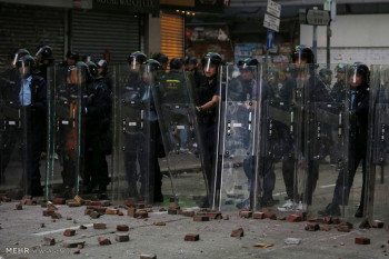 تصاویر درگیری پلیس هنگ کنگ با دستفروشان