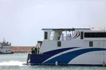 تصاویر ورود نخستین کشتی مسافری مسیر دریایی بندر خصب عمان به قشم