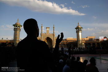 تصاویر تعویض پرچم گنبد حرم حضرت معصومه (س) در آستانه محرم