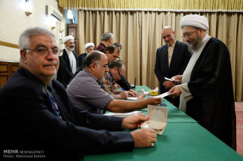 تصاویر حضور آیت الله صادق آملی لاریجانی رئیس قوه قضائیه در انتخابات