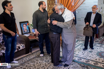 تصاویر حضور سردار نقدی در منزل شهید مدافع حرم شعبان نصیری