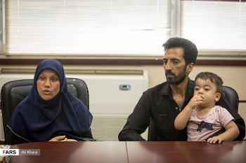 تصاویر گفت وگو با خانواده کودک نجات یافته از حادثه تروریستی مجلس