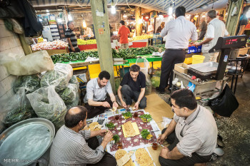 تصاویر افطار روزه‌داران در بازار رشت