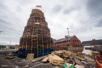 تصاویر سنت روشن کردن آتش در ایرلند شمالی‎