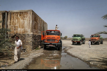 تصاویر آبرسانی با تانکر آب در روستای دک باهو چابهار