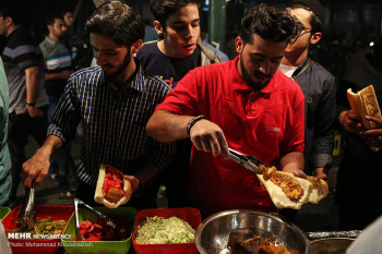 سحری خوردن در کوچه فلافلی ها تهران / تصاویر