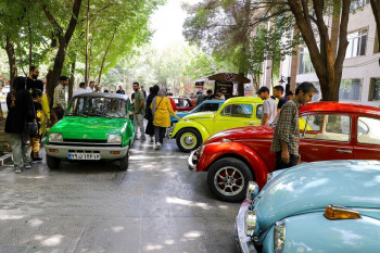 ببینید ماشین های لاکچری و کلاسیک اصفهان در زیباترین خیابان ایران / چهار باغ عباسی !