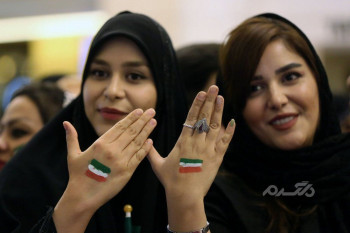 خانم های فوتبالی در برج میلاد به تماشای بازی ایران و آمریکا نشستند