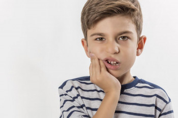 درمان دندان درد کودکان با 5 روش درمان خانگی