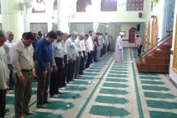 دلیل جلوتر ایستادن مرد در نماز چیست؟