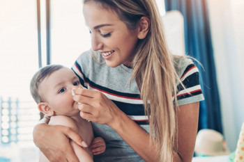 چگونه گرفتگی بینی نوزاد تازه متولد شده را تمیز کنیم؟