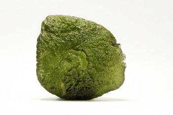 سنگ مولداویت (Moldavite) چیست؟ خواص مولداویت و کاربردهای آن