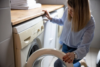 10 دلیل لرزش و تکان خوردن بیش از حد ماشین لباسشویی هنگام کار کردن