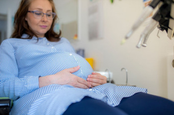 آیا خانم‌ها می‌توانند هم‌زمان با بارداری از درمان ارتودنسی هم بهره‌مند شوند؟