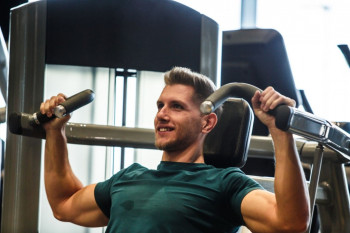 چگونه با تمرینات ورزشی عضلات سینه را تقویت کنیم؟
