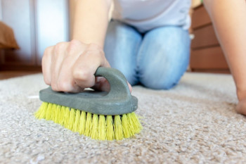 دلایل زرد شدن رنگ فرش بعد از شستن و رفع این نوع لکه ها از روی قالی