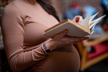 فواید خواندن قرآن در بارداری بر روی جنین