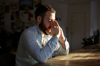 با اصلی ترین دلایل و نشانه های بروز افسردگی در مردان آشنا شوید