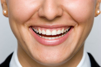 لبخند لثه ای چیست؟ آیا قابل درمان است؟