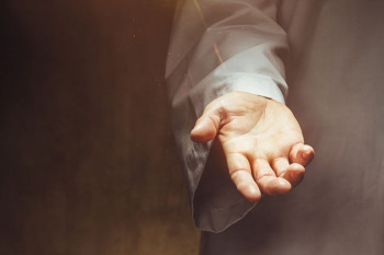 معنای واقعی توکل بر خدا چیست و چه آثاری دارد ؟