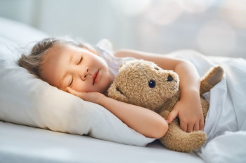 سن مناسب برای جدا کردن اتاق خواب کودک از والدین چه زمانی است؟