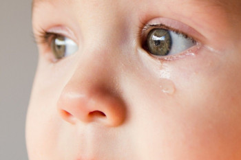 آبریزش چشم نوزاد، چه عللی دارد؟