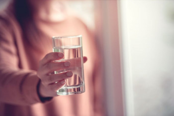 7 دلیلی که به شما می گوید هیچوقت ایستاده آب ننوشید