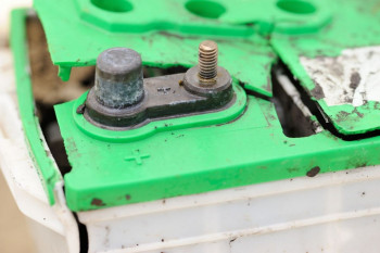 علت ترکیدن باتری خودرو چیست؟
