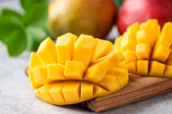 طریقه نگه داشتن میوه انبه تازه در فریزر