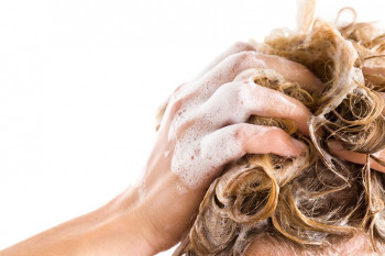 شستن مو با تاید یا پودر لباس شویی + چرا هرگز نباید اینکار را کرد؟