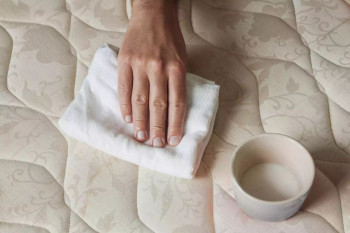 17 روش برای رفع بوی بد و انواع لکه از روی تشک تخت خواب