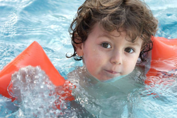 اهمیت شنا برای کودکان را بدانیم