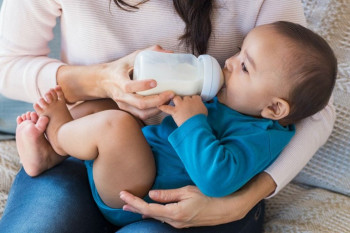 عوارض دادن شیر سرد به نوزادان و ایجاد ناراحتی معده