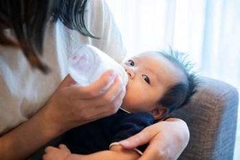 علت عصبانیت و بی قراری نوزاد زمان شیر خوردن چیست؟