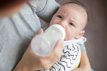 میانگین شیرخوردن نوزادان در طول روز چقدر است؟