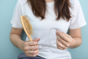 5 علت که باعث افزایش ریزش مو در تابستان می شود