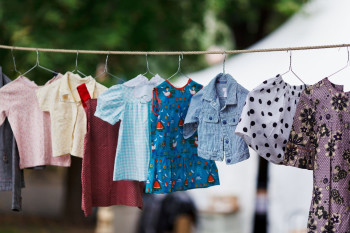 روش اصولی و صحیح شستن لباس نوزادان با دست و ماشین لباسشویی