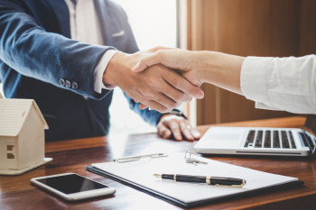 چگونه وکیل اتفاقی بگیریم؟