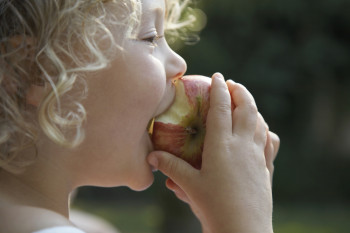 فواید مهم و عالی خوردن سیب برای کودکان